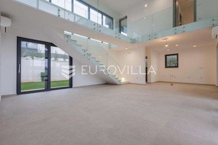 Istra, Pomer, unikatna, moderna villa 20 m od mora 417 m²