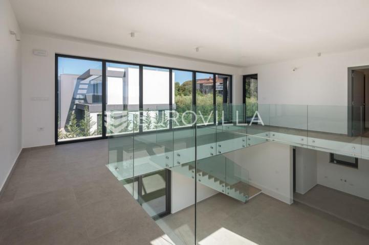 Istra, Pomer, unikatna, moderna villa 20 m od mora 417 m²
