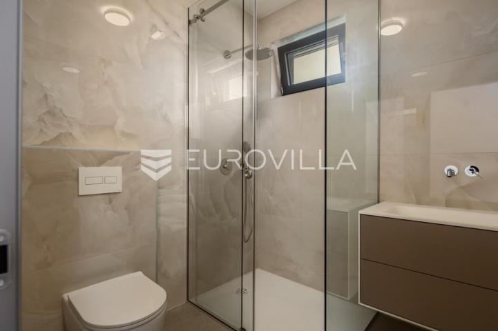 Istra, Pomer, unikatna, moderna villa 20 m od mora 417 m²