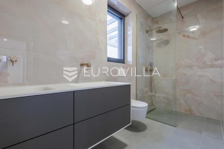 Istra, Pomer, unikatna, moderna villa 20 m od mora 417 m²