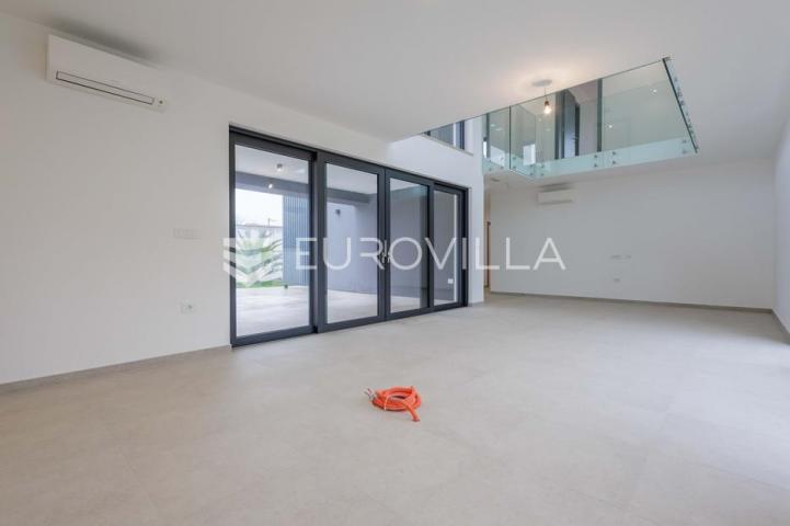 Istra, Pomer, unikatna, moderna villa 20 m od mora 322 m²