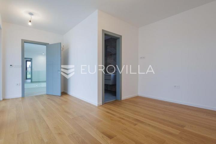 Istra, Pomer, unikatna, moderna villa 20 m od mora 322 m²
