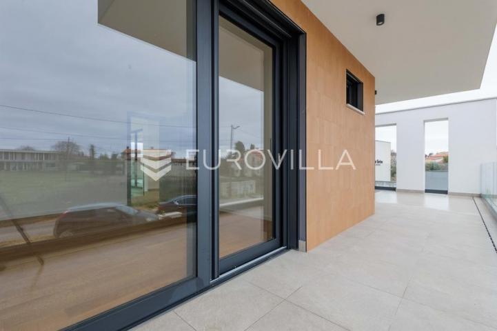 Istra, Pomer, unikatna, moderna villa 20 m od mora 322 m²