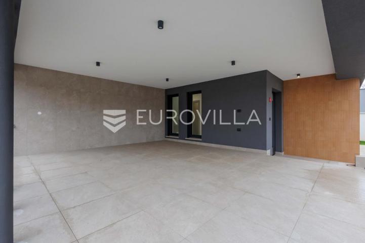Istra, Pomer, unikatna, moderna villa 20 m od mora 322 m²
