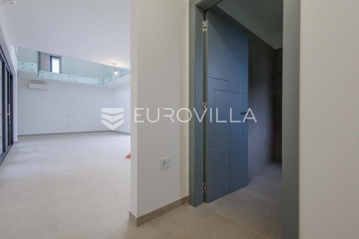Istra, Pomer, unikatna, moderna villa 20 m od mora 322 m²