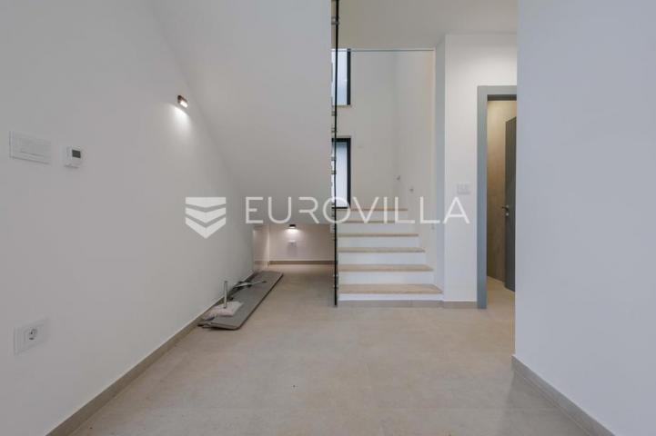 Istra, Pomer, unikatna, moderna villa 20 m od mora 322 m²