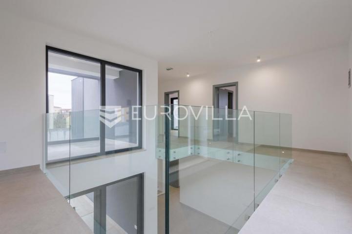 Istra, Pomer, unikatna, moderna villa 20 m od mora 322 m²