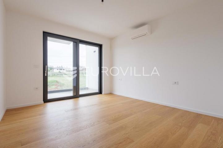 Istra, Pomer, unikatna, moderna villa 20 m od mora 322 m²