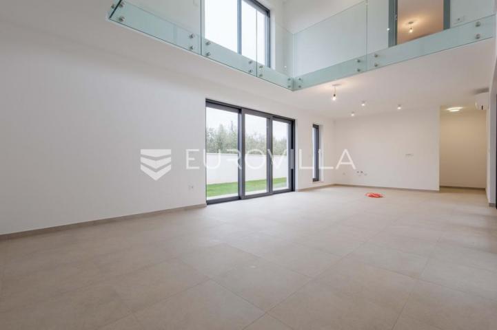 Istra, Pomer, unikatna, moderna villa 20 m od mora 322 m²