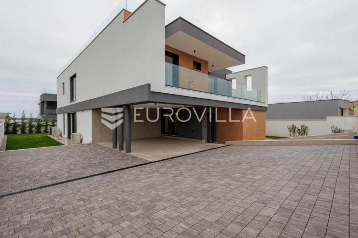 Istra, Pomer, unikatna, moderna villa 20 m od mora 322 m²
