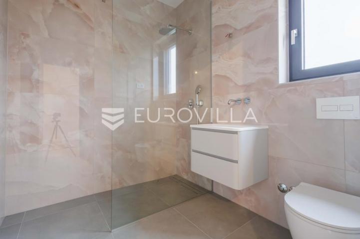 Istra, Pomer, unikatna, moderna villa 20 m od mora 322 m²