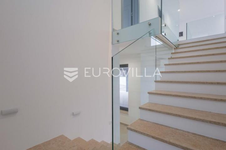Istra, Pomer, unikatna, moderna villa 20 m od mora 322 m²