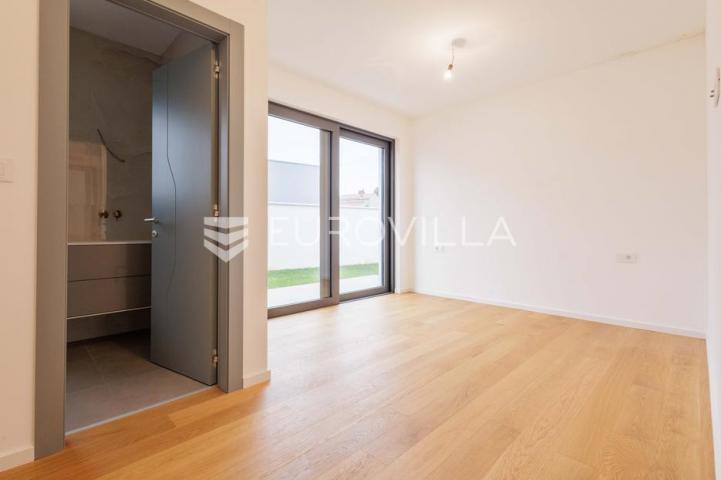 Istra, Pomer, unikatna, moderna villa 20 m od mora 322 m²