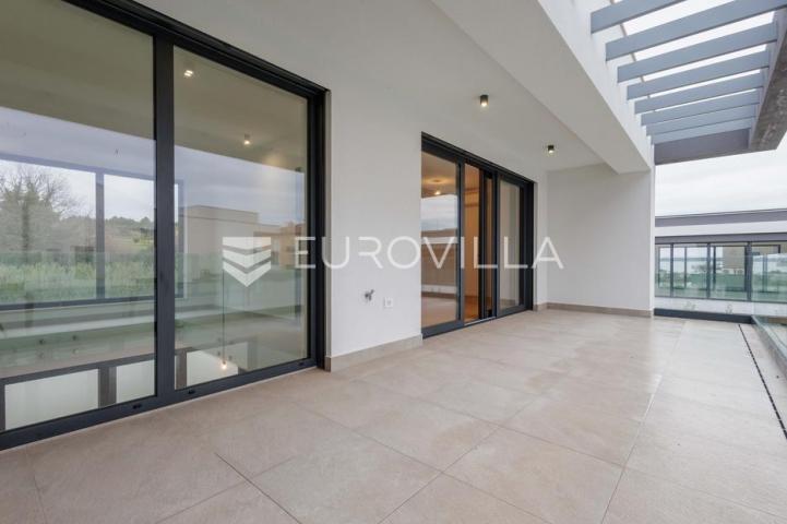 Istra, Pomer, unikatna, moderna villa 20 m od mora 322 m²