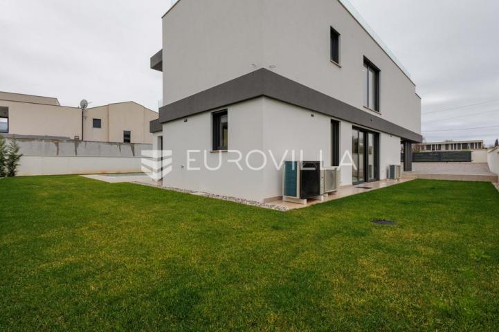 Istra, Pomer, unikatna, moderna villa 20 m od mora 322 m²