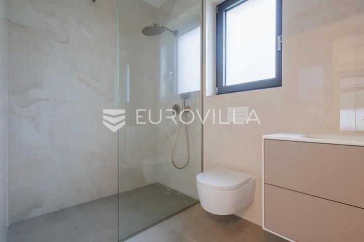 Istra, Pomer, unikatna, moderna villa 20 m od mora 322 m²
