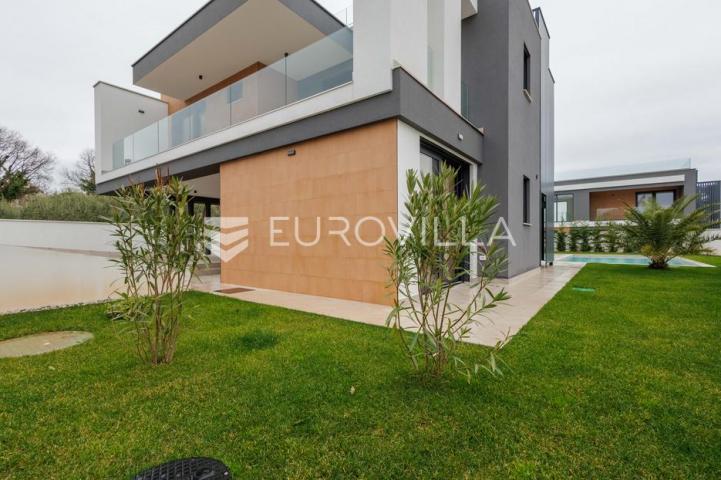 Istra, Pomer, unikatna, moderna villa 20 m od mora 322 m²