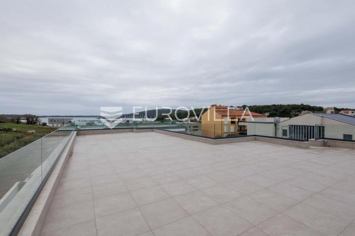 Istra, Pomer, unikatna, moderna villa 20 m od mora 322 m²