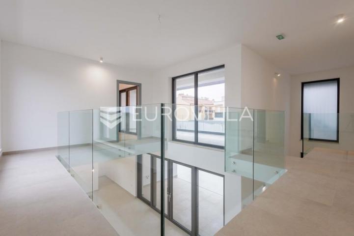 Istra, Pomer, unikatna, moderna villa 20 m od mora 322 m²