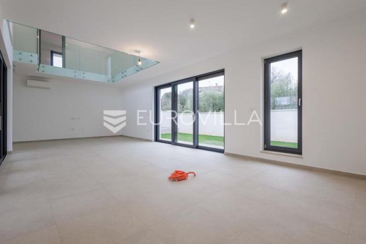 Istra, Pomer, unikatna, moderna villa 20 m od mora 322 m²