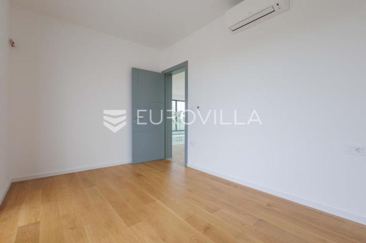 Istra, Pomer, unikatna, moderna villa 20 m od mora 322 m²