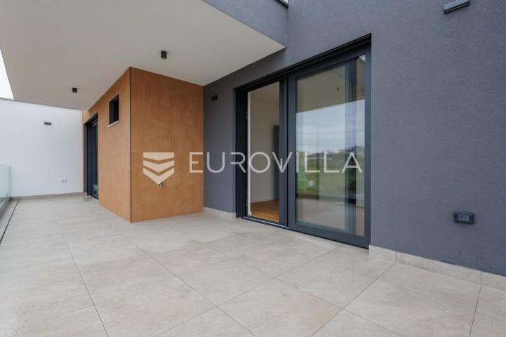 Istra, Pomer, unikatna, moderna villa 20 m od mora 322 m²