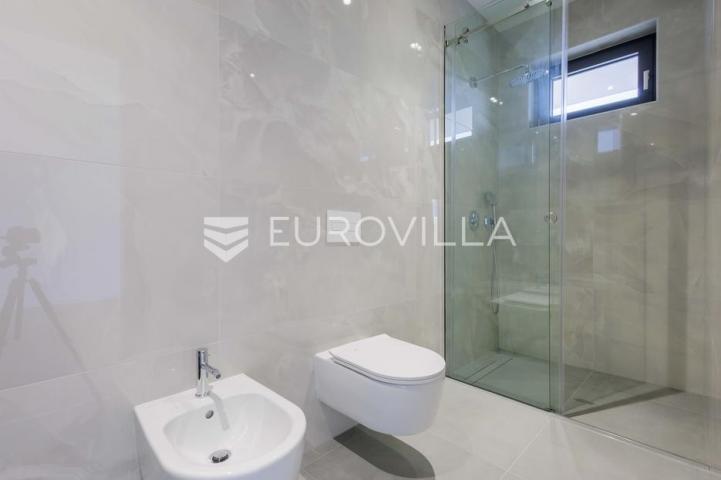 Istra, Pomer, unikatna, moderna villa 20 m od mora 322 m²