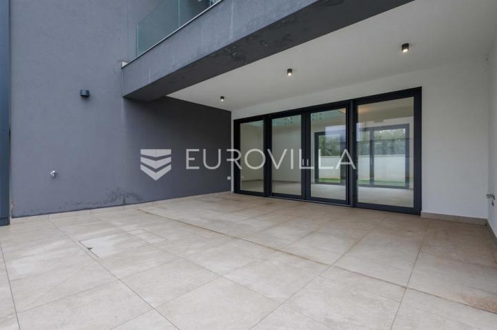 Istra, Pomer, unikatna, moderna villa 20 m od mora 322 m²
