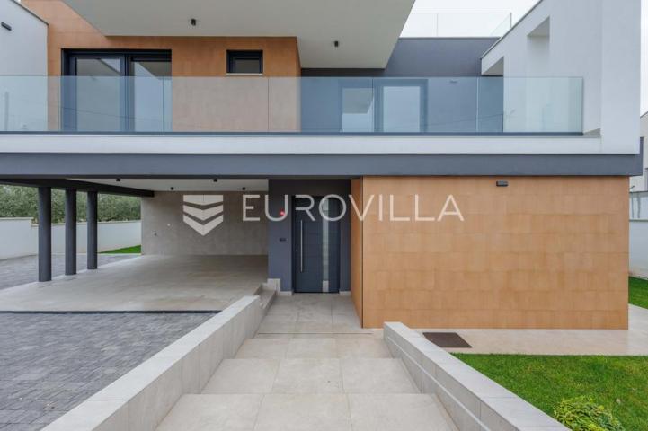Istra, Pomer, unikatna, moderna villa 20 m od mora 322 m²