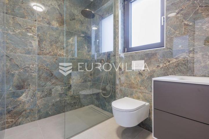 Istra, Pomer, unikatna, moderna villa 20 m od mora 322 m²