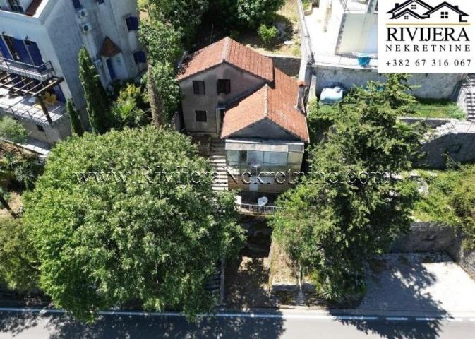 Na prodaju kuća za renoviranje u prvom redu do mora Boka Kotorska