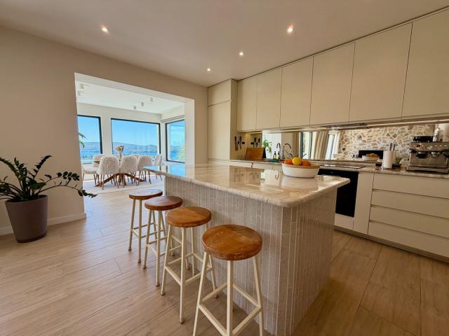 Prodaja, Kuća, 220m2 , Tivat