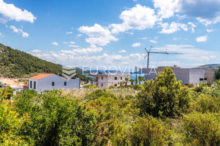 Marina, građevinsko zemljište od 1800 m² na atraktivnoj lokaciji s pogledom na more
