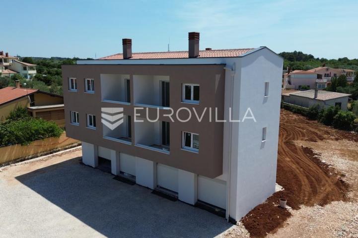 Istra, Peroj, moderan stan s garažom i terasom