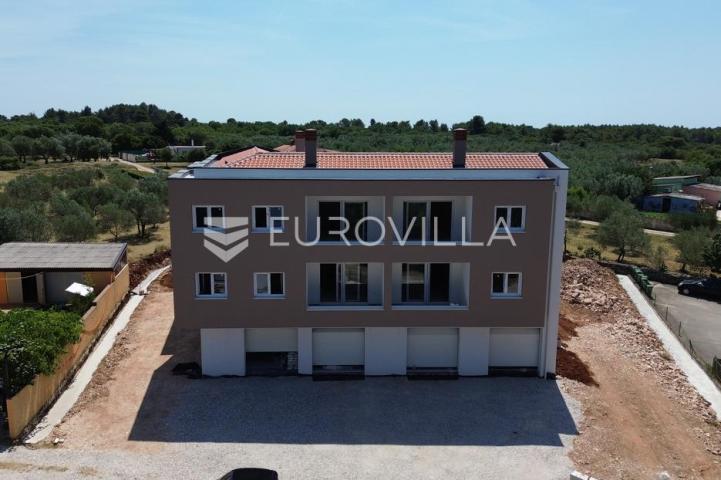 Istra, Peroj, moderan stan s garažom i terasom