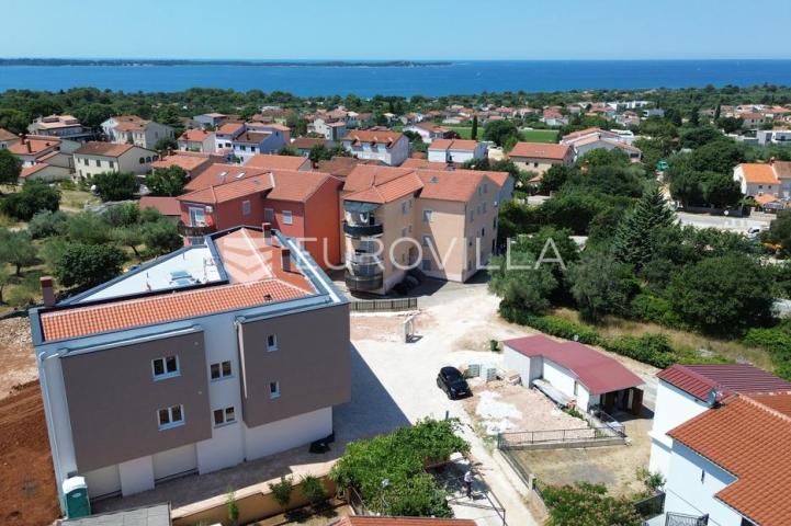 Istra, Peroj, moderan stan s garažom i terasom