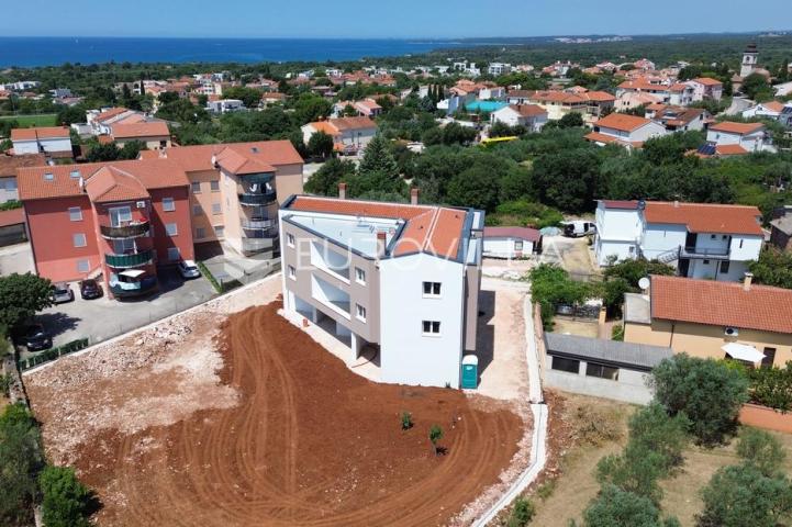 Istra, Peroj, moderan stan s garažom i direktnim pogledom na more