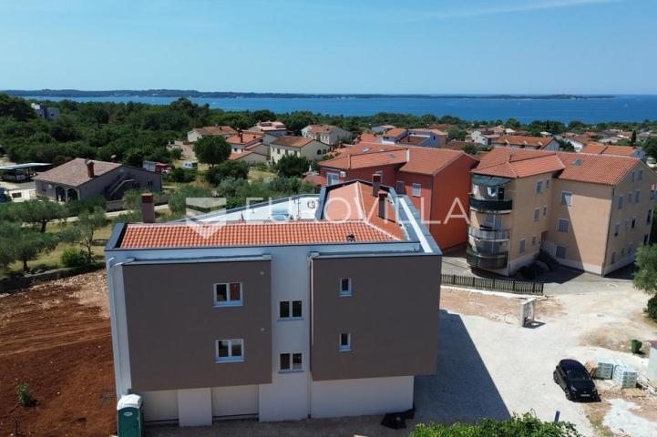 Istra, Peroj, moderan stan s garažom i direktnim pogledom na more