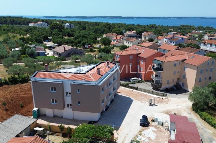 Istra, Peroj, moderan stan s garažom i direktnim pogledom na more