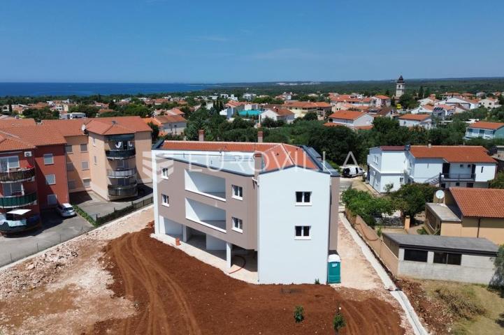 Istra, Peroj, moderan stan s garažom i direktnim pogledom na more