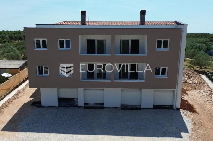 Istra, Peroj, moderan stan s garažom i direktnim pogledom na more