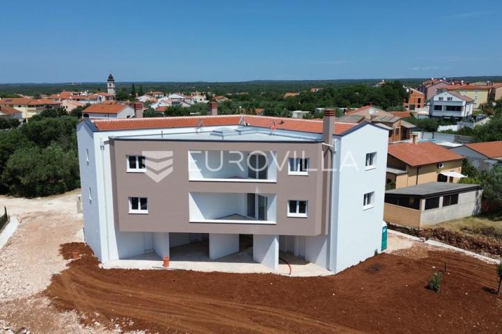 Istra, Peroj, moderan stan s garažom i direktnim pogledom na more