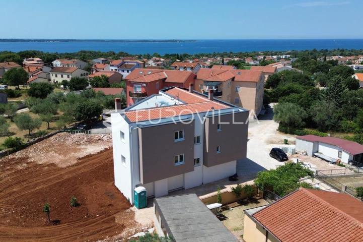 Istra, Peroj, moderan stan s garažom i direktnim pogledom na more