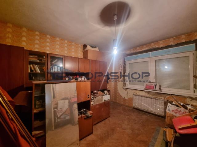 Srebrnjak, Peterosoban dvoetažni stan sa vrtom za renovaciju  154m2
