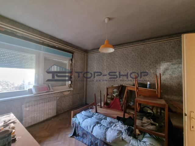 Srebrnjak, Peterosoban dvoetažni stan sa vrtom za renovaciju  154m2