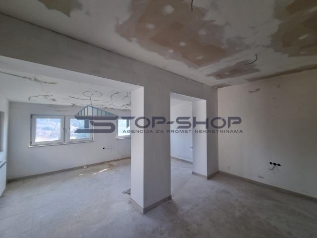 Srebrnjak, Peterosoban dvoetažni stan sa vrtom za renovaciju  154m2