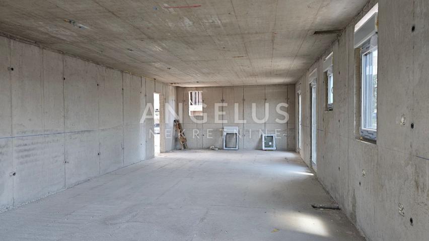 Strožanac, Podstrana - trosoban stan PENTHOUSE, 2 parkinga PRODAJA