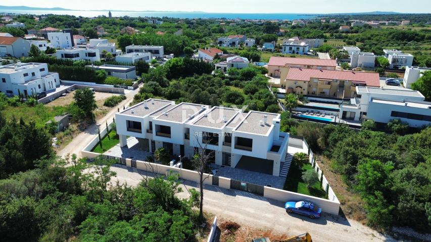  ZADAR, ZATON -  Luksuzna Dvojna Vila s Grijanim Bazenom, Saunom i Teretanom! Novogradnja! B1