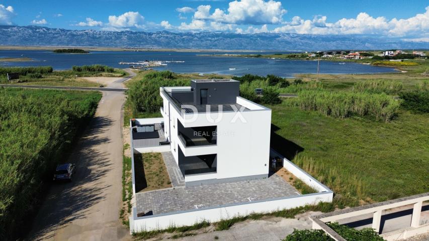 ZADAR, PRIVLAKA - Novogradnja! Vrhunski penthouse samo 140 metara od plaže s neodoljivim pogledom na