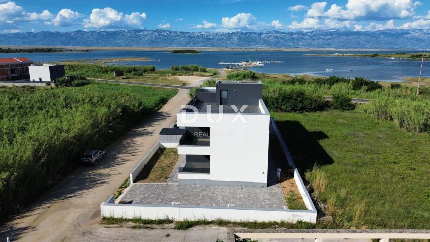 ZADAR, PRIVLAKA - Novogradnja! Vrhunski penthouse samo 140 metara od plaže s neodoljivim pogledom na